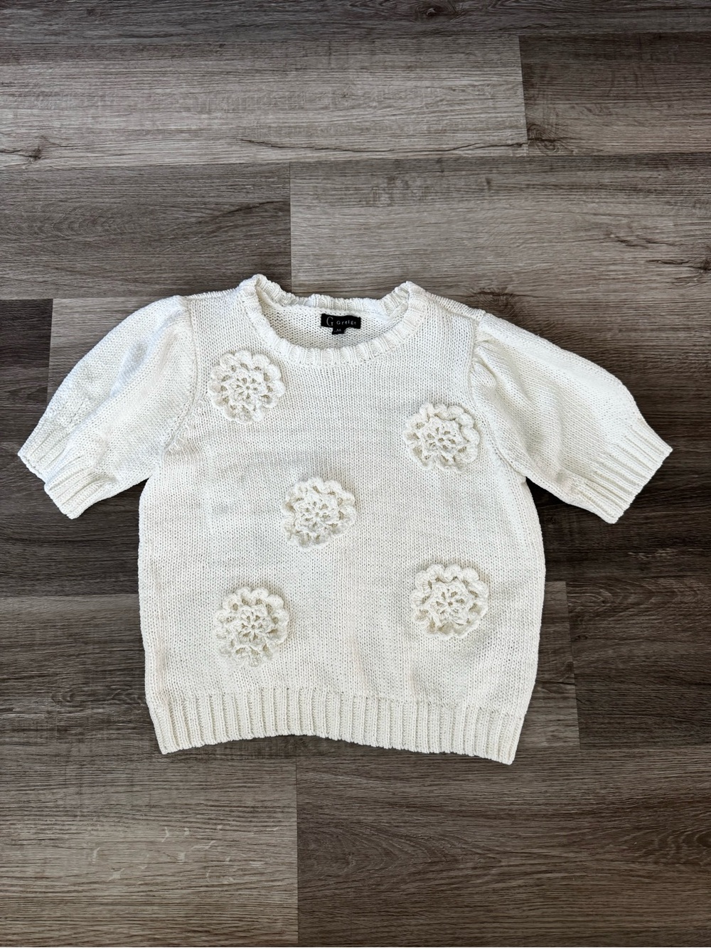 NWOT Greige ivory knit sweater top with floral appliqué design Medium